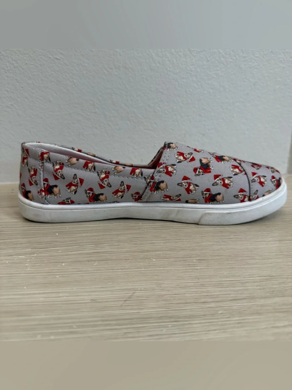 Isaac Mizrahi Corgi Dog Christmas Shoe Women's 8 slip-on sneakers